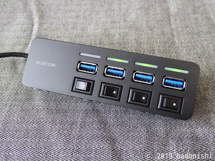 USB3.0ハブ『U3H-S418BBK』のスイッチと緑のライト
